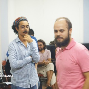 Compositores finalistas: Caio de Azevedo, Héctor Puelma (ao fundo) e Guilherme Bertissolo